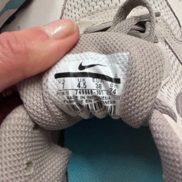 Nike Women's Md Runner 2 WMNS 749869-101 Low-Top Sneakers - Picture 4 of 4